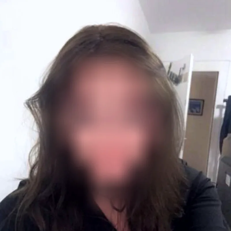 Elli, 25